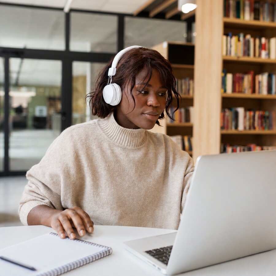 Estudiante concentrada con auriculares